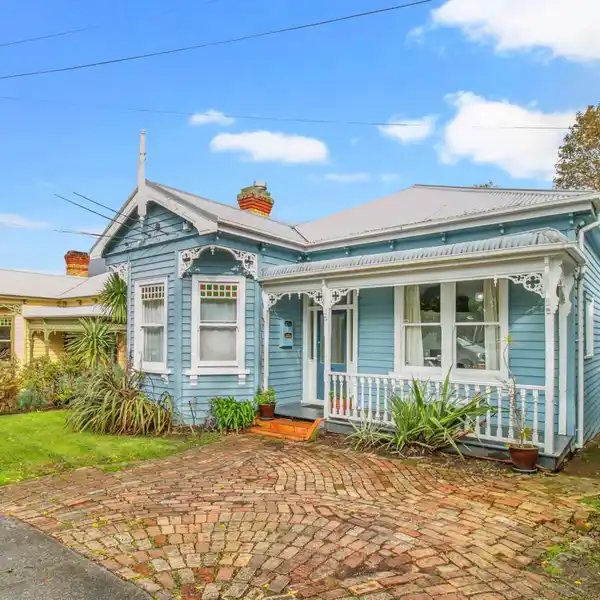ATTRACTIVE BAY VILLA WITH ORIGINAL FEATURES