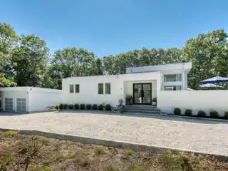 Modern Hamptons Haven with Indoor-Outdoor Flow