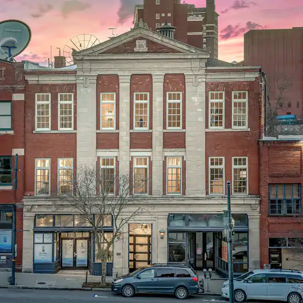 LUXURY ONE BEDROOM HOME IN A HISTORICAL DOWNTOWN BUILDING