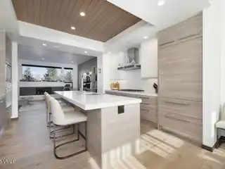 Modern Townhome Blending Luxury and Convenience