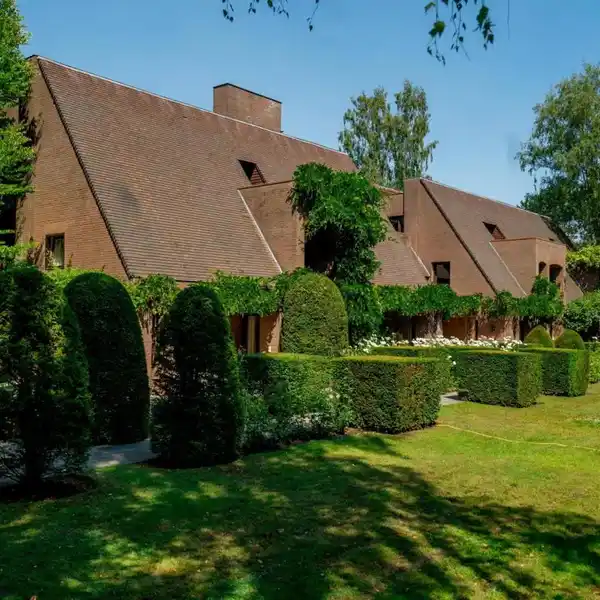 BEAUTIFUL HOME IN A SERENE SETTING