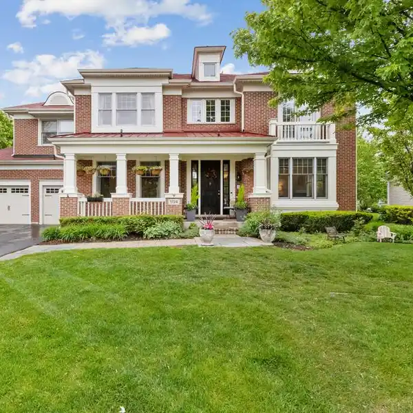 FANTASTIC TWO-STORY FOYER