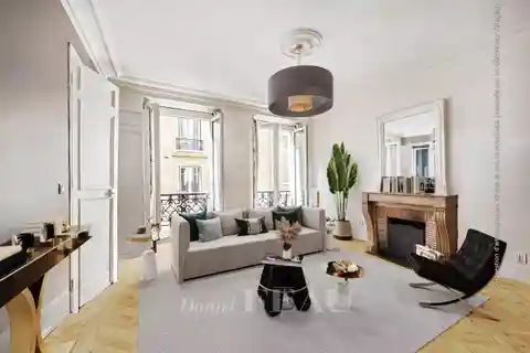 Sunny Courtyard-facing Flat with Fireplace