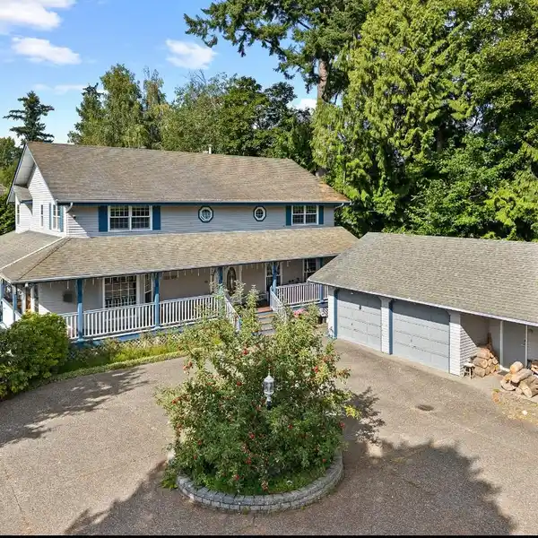 PRESTIGIOUS ELGIN ESTATE WITH SUN-FILLED LIVING SPACES