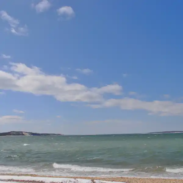 COMFORTABLE BAYFRONT BEACH HOUSE RENTAL