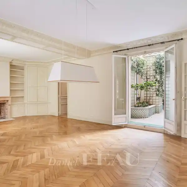 ELEGANT GROUND-FLOOR APARTMENT IN PRESTIGIOUS LOCATION