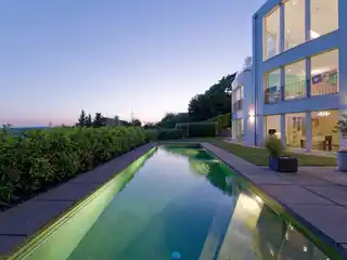 Your Top-class Retreat: Stylish Villa with Mountain Views
