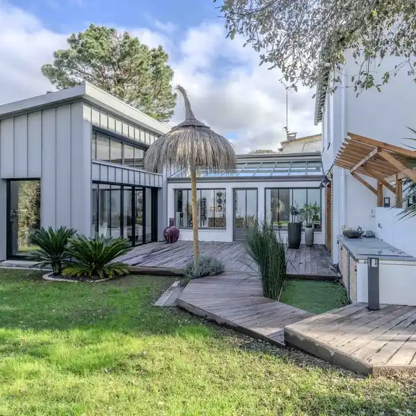 CONTEMPORARY VILLA IN A PEACEFUL SETTING