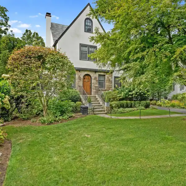 IMPECCABLE HOME IN A FANTASTIC RIVERSIDE LOCATION