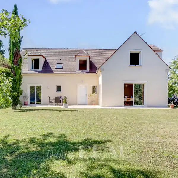 GORGEOUS FAMILY HOME WITH GARDEN