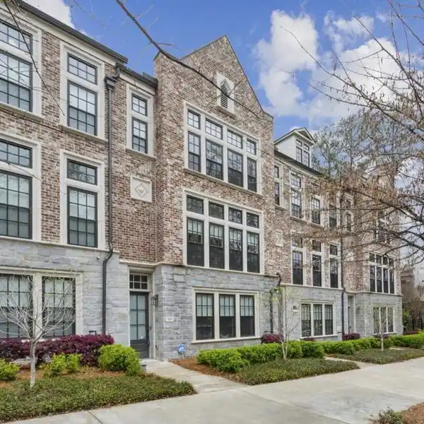 METICULOUSLY DESIGNED TOWNHOME