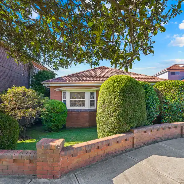 TIMELESS ELEGANCE WITH SPARKLING WATER VIEWS