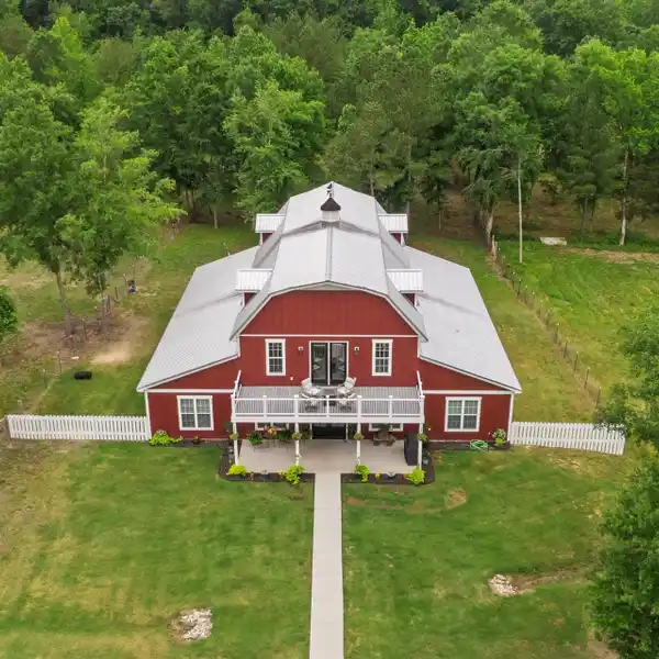 EQUESTRIAN-FRIENDLY FARMHOUSE WITH STYLISH MODERN TOUCHES