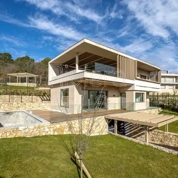 BEAUTIFUL VILLA IN A MAGNIFICENT ESTATE