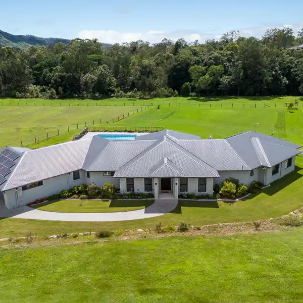SOPHISTICATED COUNTRY LIVING