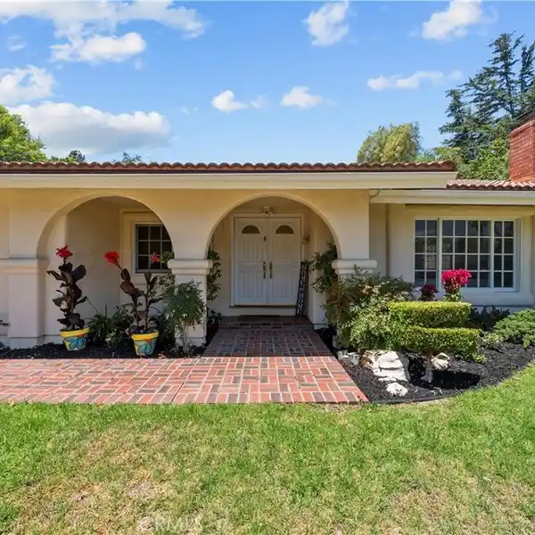 CHARMING SINGLE-STORY GEM WITH SPACIOUS BACKYARD