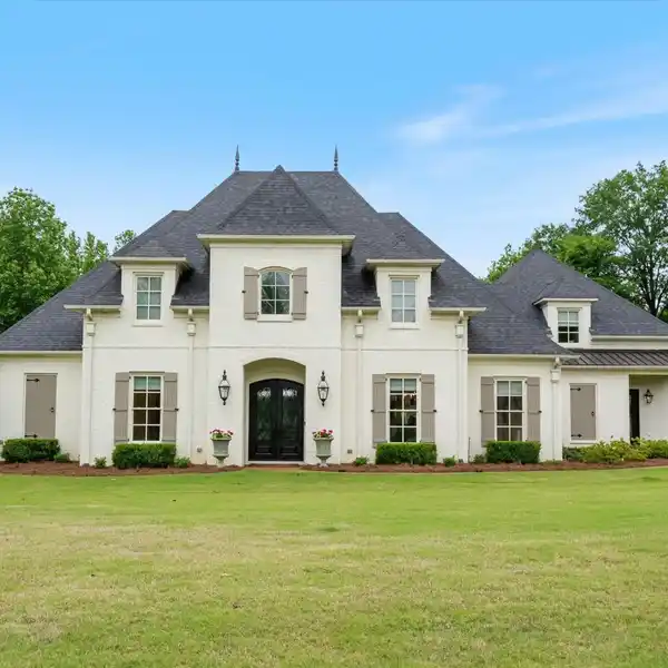 RARE OPPORTUNITY IN EXCLUSIVE CARRIAGE MANOR