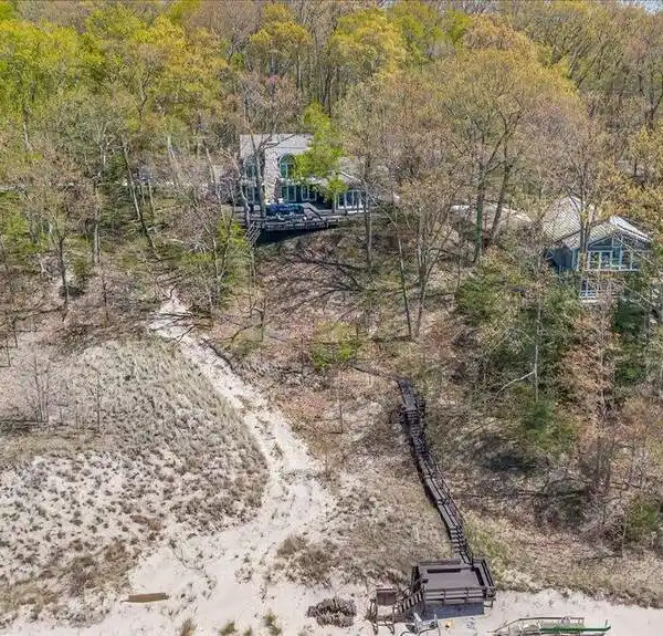 LAKEFRONT RETREAT WITH PRIVATE BEACH ACCESS