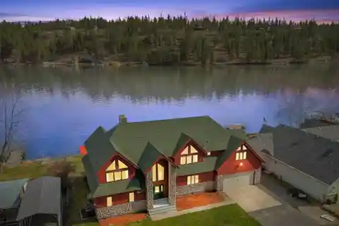 The Castle - River Rock Styled Waterfront Lodge