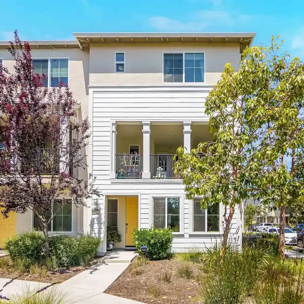 TOWNHOUSE-STYLE CONDO IN DESIRABLE BAYSHORES