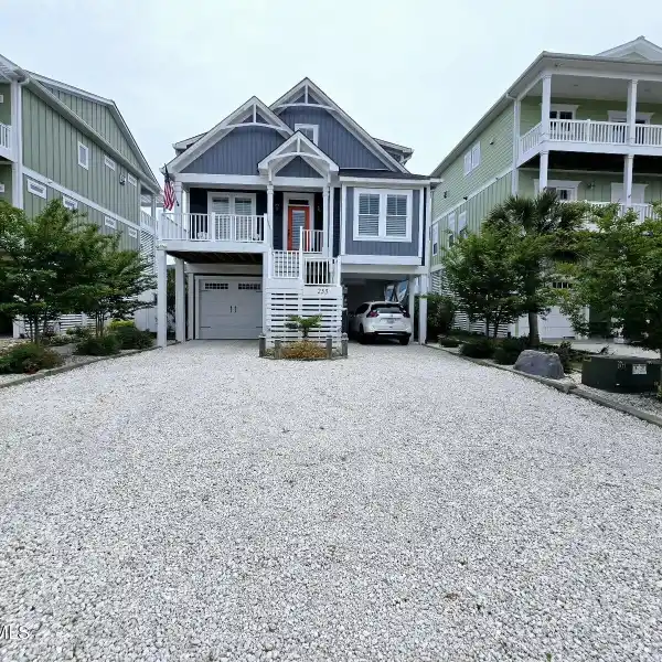 WHERE OCEAN WAVES MEET THE COMFORT AND LUXURY OF MODERN LIVING