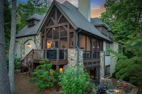 Charming Cottage in the Cliffs at Walnut Cove