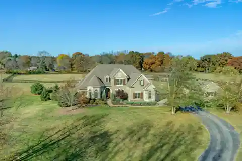 Elegant Country Retreat with Boutique Horse Barn