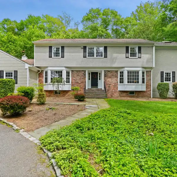 ELEGANT COLONIAL WITH ENTERTAINER’S LAYOUT