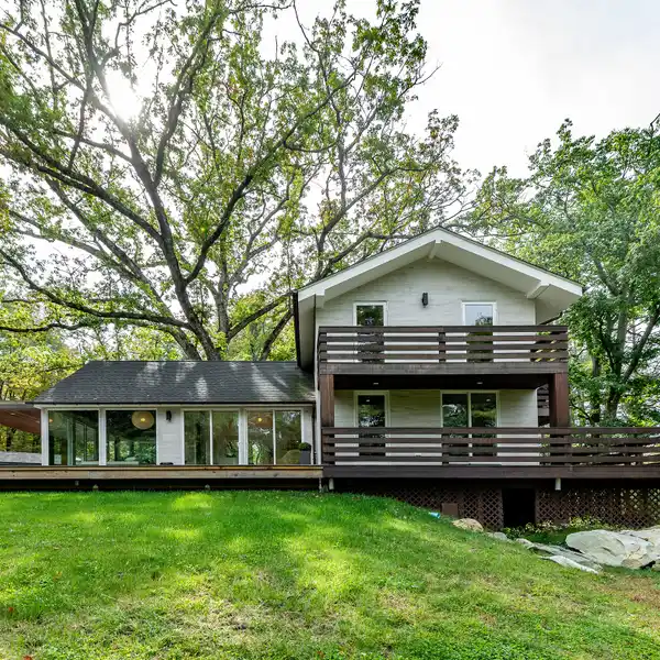 MODERN LAKESIDE RETREAT WITH GUEST COTTAGE