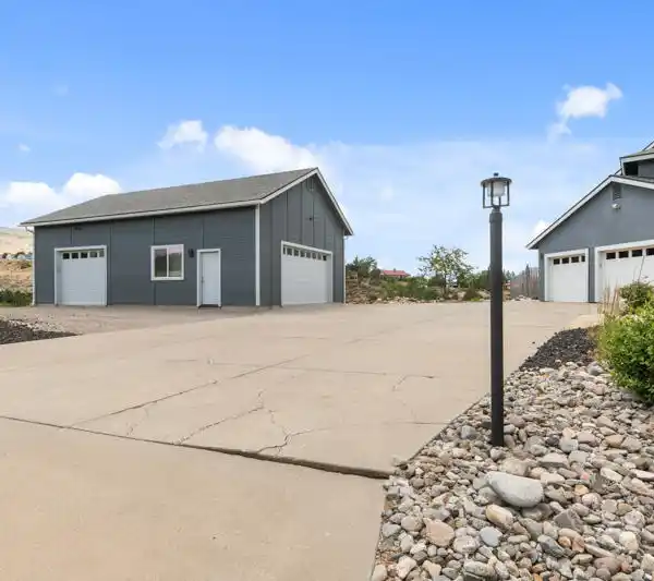 BEAUTIFUL HOME ON 2.5 ACRES