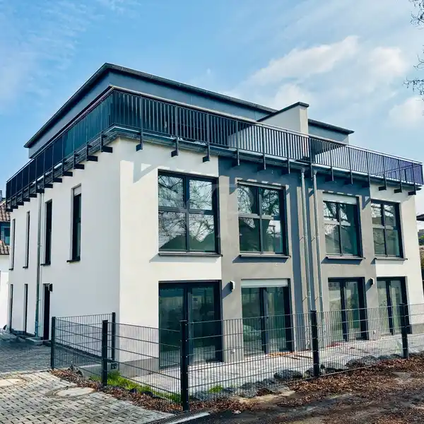THREE-LEVEL MODERN HOME NEXT TO A PARK