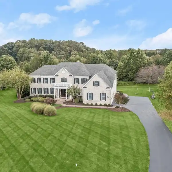 STRIKING HOME IN A LUSH SETTING