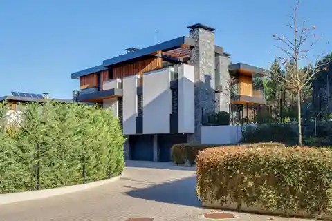 Modern New House in a Boutique Gated Complex