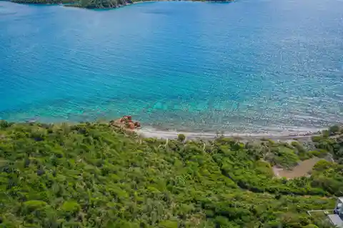 Sprawling Waterfront Oasis Property in Fortsberg