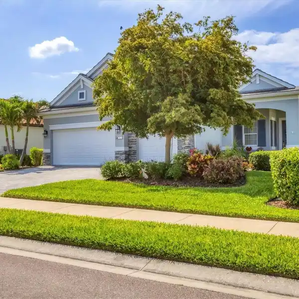 EXCEPTIONALLY APPOINTED POOL HOME IN THE ESTUARY