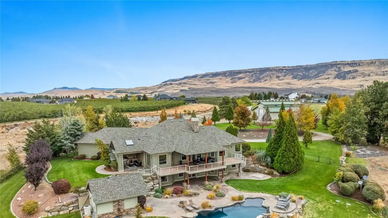 Gorgeous Custom Built Home Overlooking the Columbia River