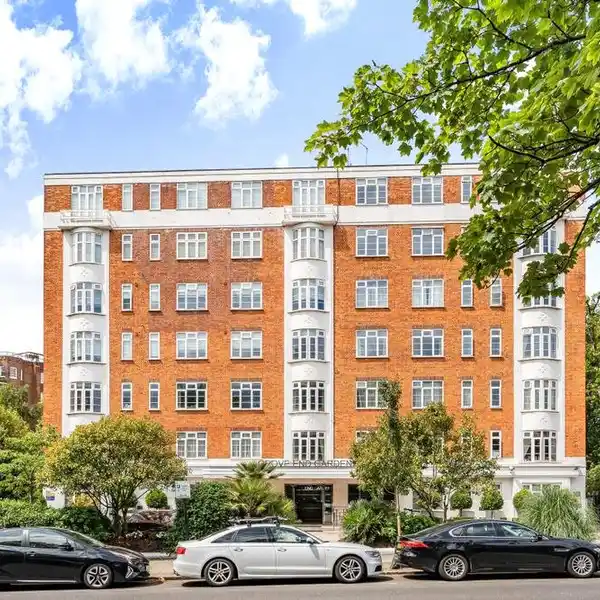 THIRD FLOOR FLAT IN A PRESTIGIOUS BUILDING