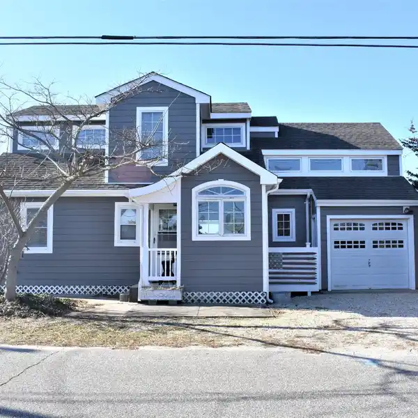FOUR BEDROOM COTTAGE WITH EXPANSIVE VISTAS