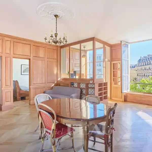 LOVELY APARTMENT IN A WELL-MAINTAINED BUILDING