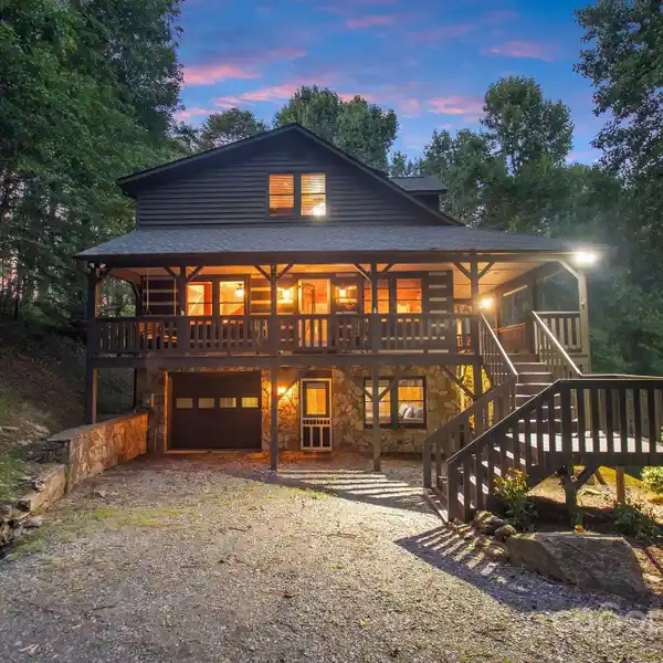 MODERN LOG HOME WITH MOUNTAIN VIEWS