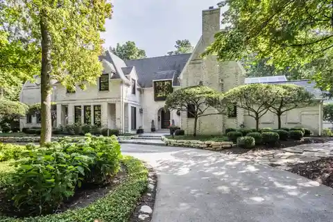 Distinguished Estate on Meticulous Grounds