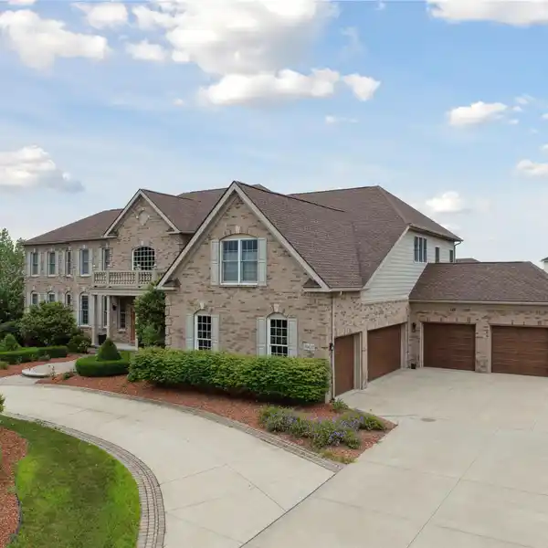 STUNNING HOME ON EXPANSIVE LOT