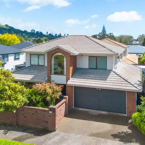 ELEGANT FAMILY HOME WITH SUNLIT ENTERTAINING SPACES