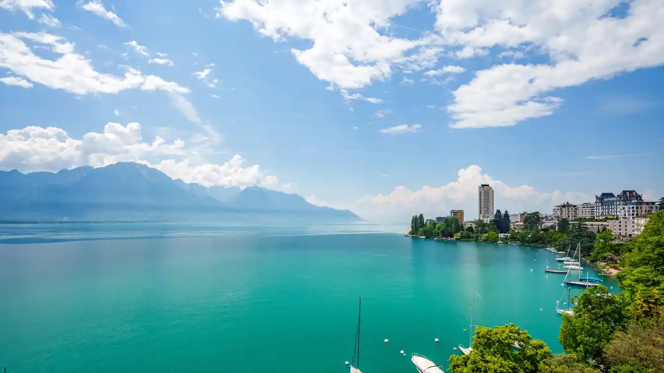 Superb Apartment Ideally Located on the Front Line of the Lake