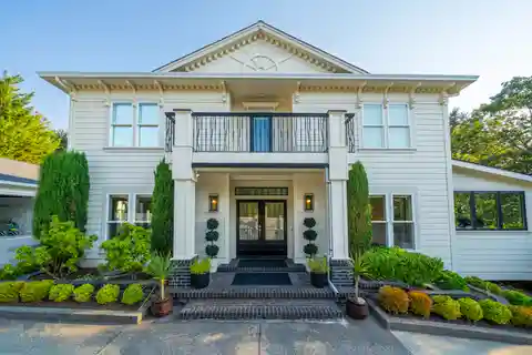 Luxurious and Versatile Gated Property