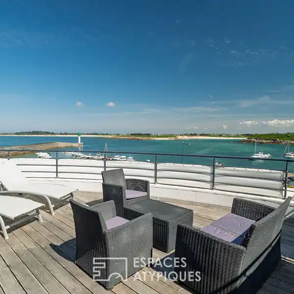 OCEANFRONT ELEGANCE WITH PANORAMIC SEA VIEWS