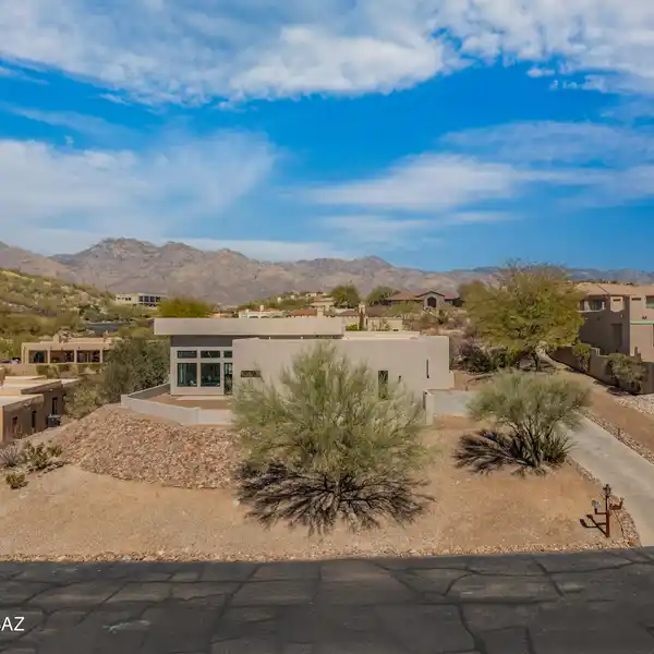 CUSTOM LUXURY HOME IN THE EXCLUSIVE CATALINA FOOTHILLS