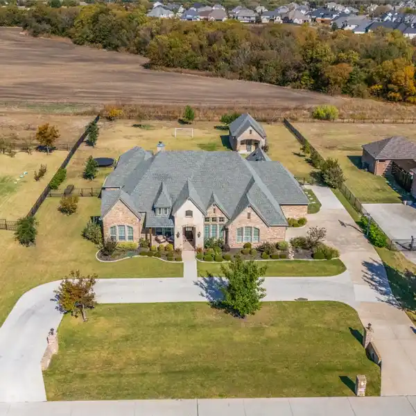 CHIC HAVEN WITH RESORT-STYLE BACKYARD