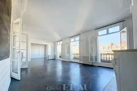 Sunlit Sophistication with Iconic Views