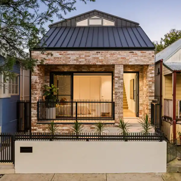 STRIKING CONTEMPORARY LIVING